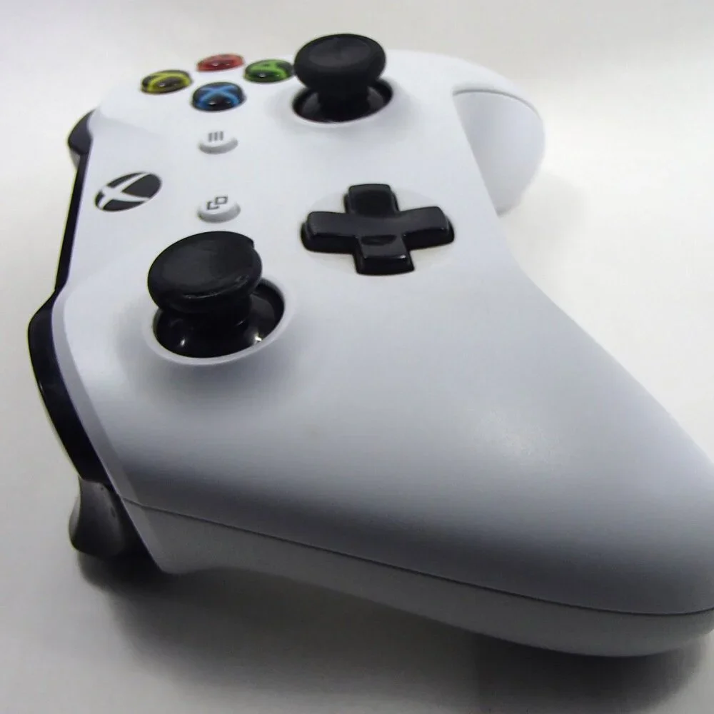 Microsoft Xbox One Wireless Video Gaming Controller, White No battery cover